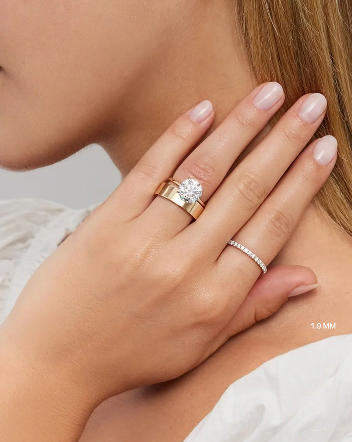 Model wearing 1.6 mm perfect pavé global