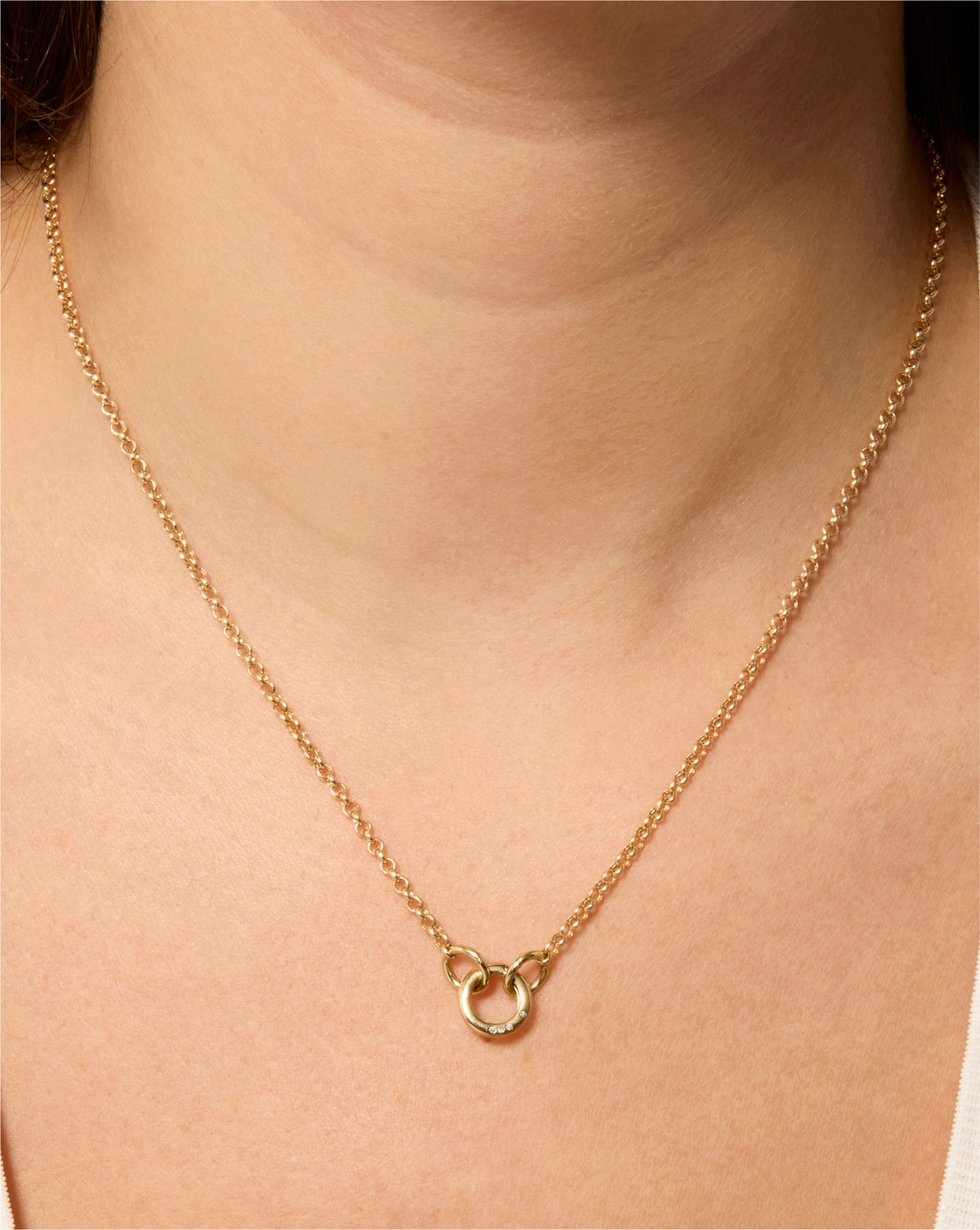 On-model image of chain with enhancer 