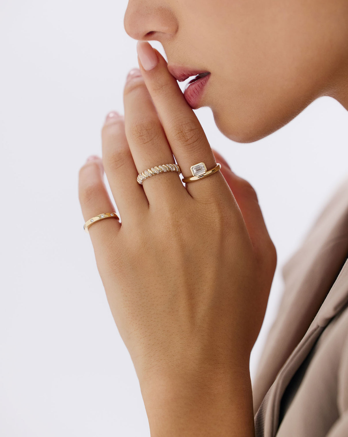 Elegant inlay diamond ring in solid gold, perfect for everyday wear or special occasions