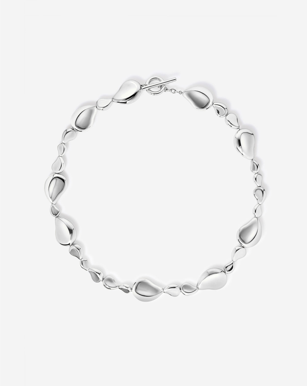 Close-up detail of the Forma Toggle Clasp Necklace's premium chain construction and finishing