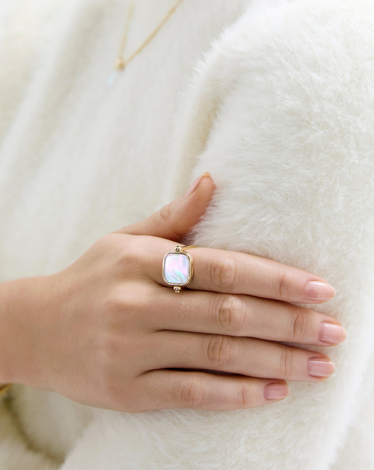 Model wearing swivel pearl + pavé ring showcasing pearl side featuring a luminous pearl.