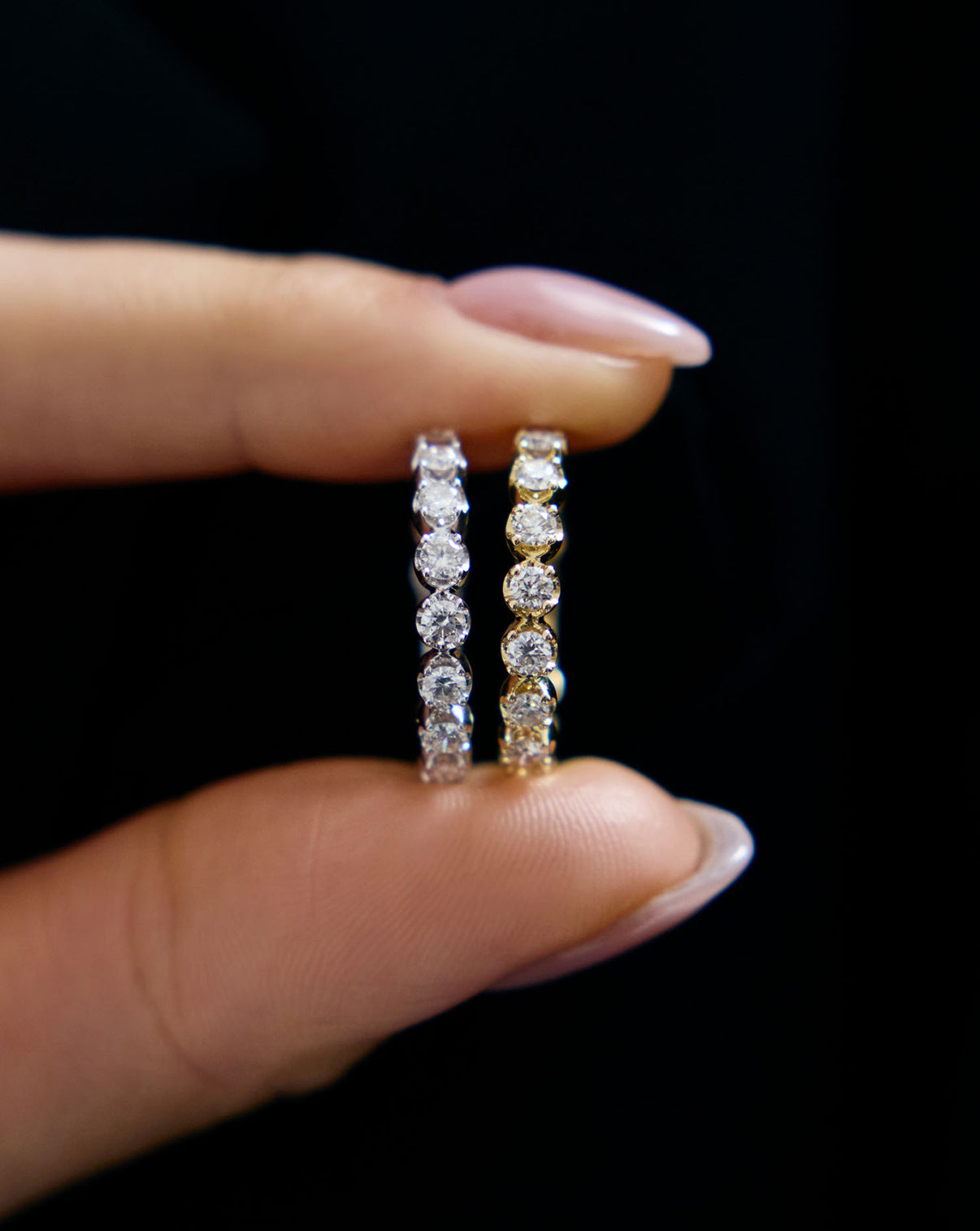 close up on yellow gold and white gold version global