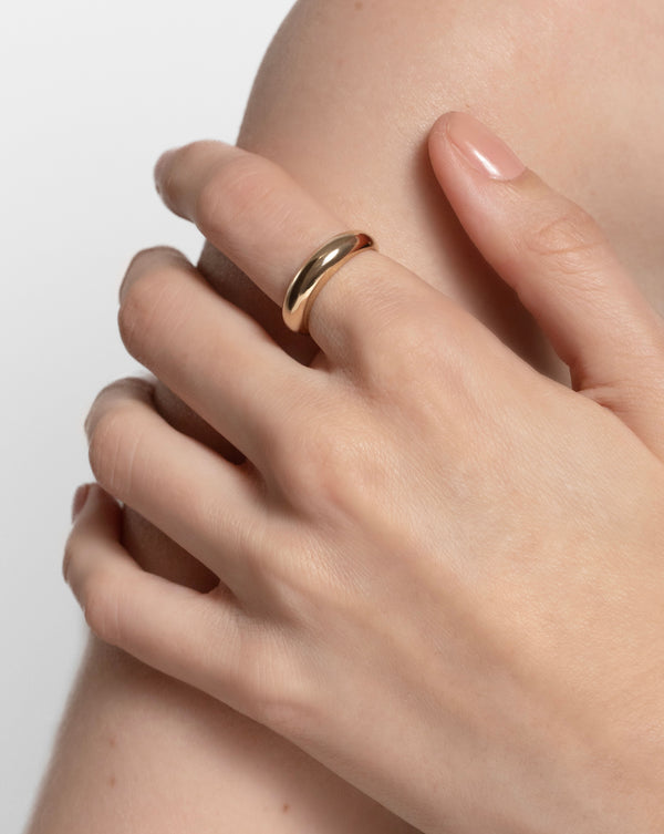 14k yellow gold cloud ring on model pointer finger