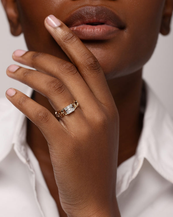 Close up image of the Emerald Illusion Curb Chain Ring shown on ring finger of model's hand