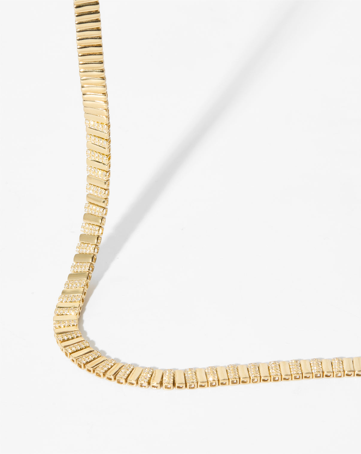 Ribbed style necklace with diamonds still image