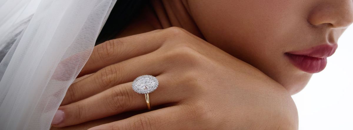 <p>Wedding &<br/>Engagement</p>
