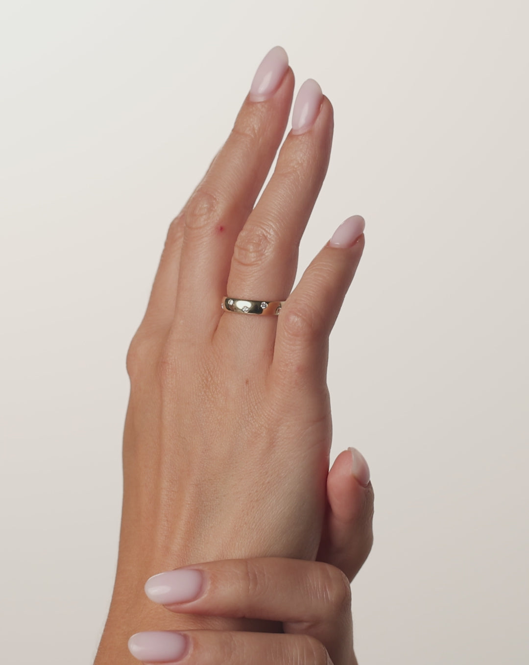 Video of Scattered Luxe Inlay Eternity Band