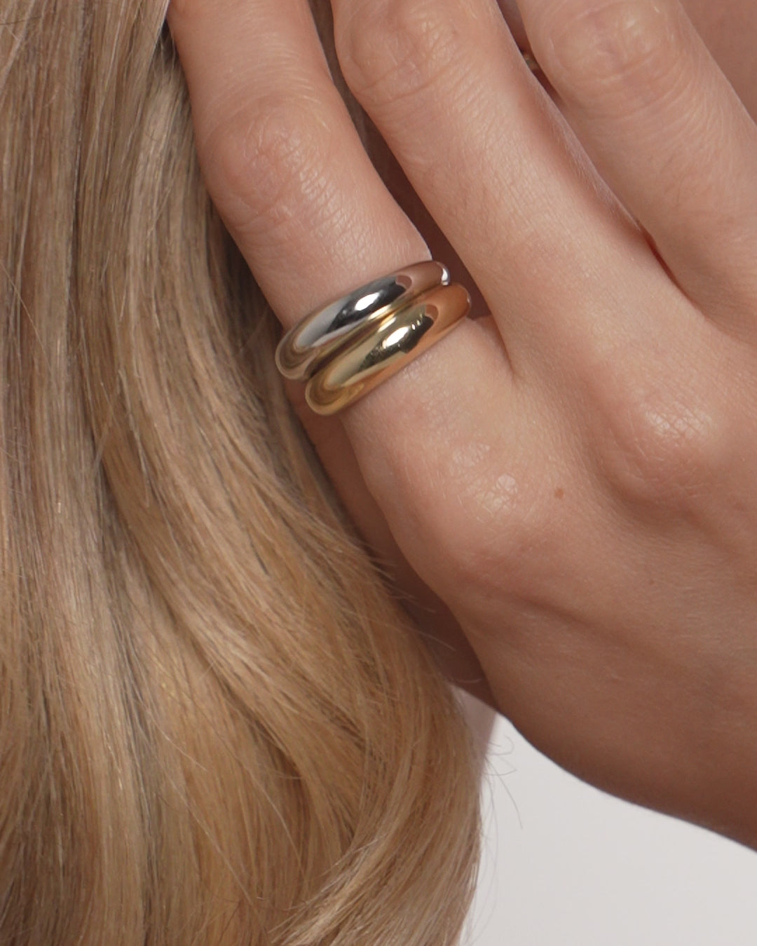 video of 14k gold cloud ring on model