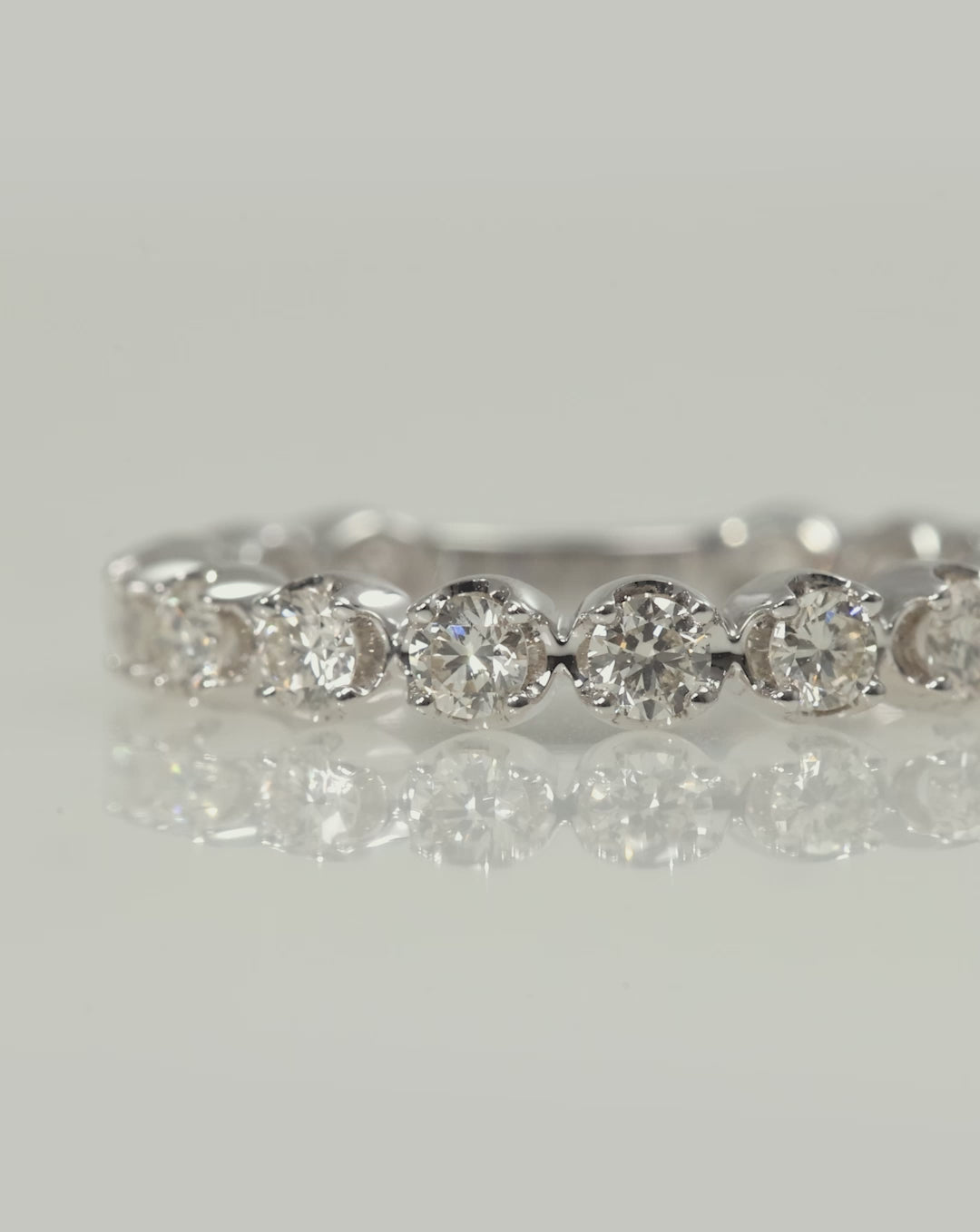 Video featuring our diamond Pavé Band GLOBAL