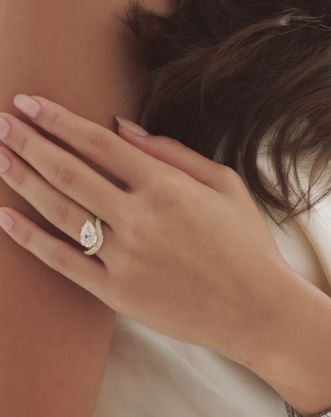 Video of a model wearing the Pavé Wave ring featuring a 3.02-carat pear-shaped lab-grown diamond on a curved, diamond pavé 14k yellow gold band 67602062245976 67602395693144
67602395889752