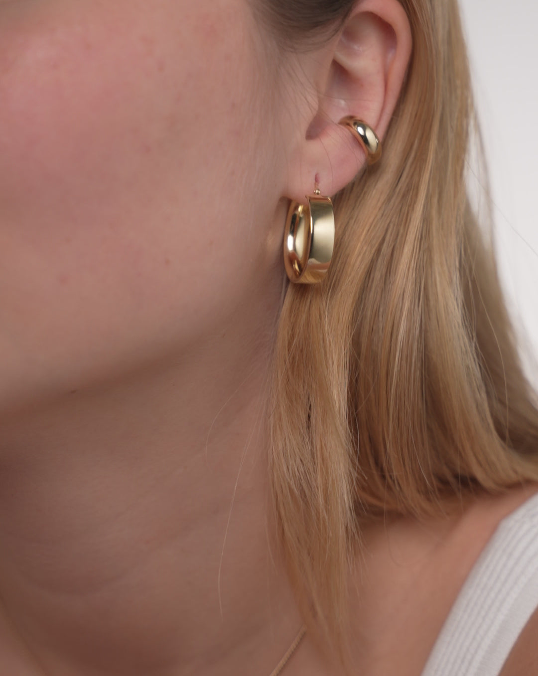 Video of the Bold Gold Cloud Ear Cuff worn with the Bold Gold Flat Hoops - video on-model