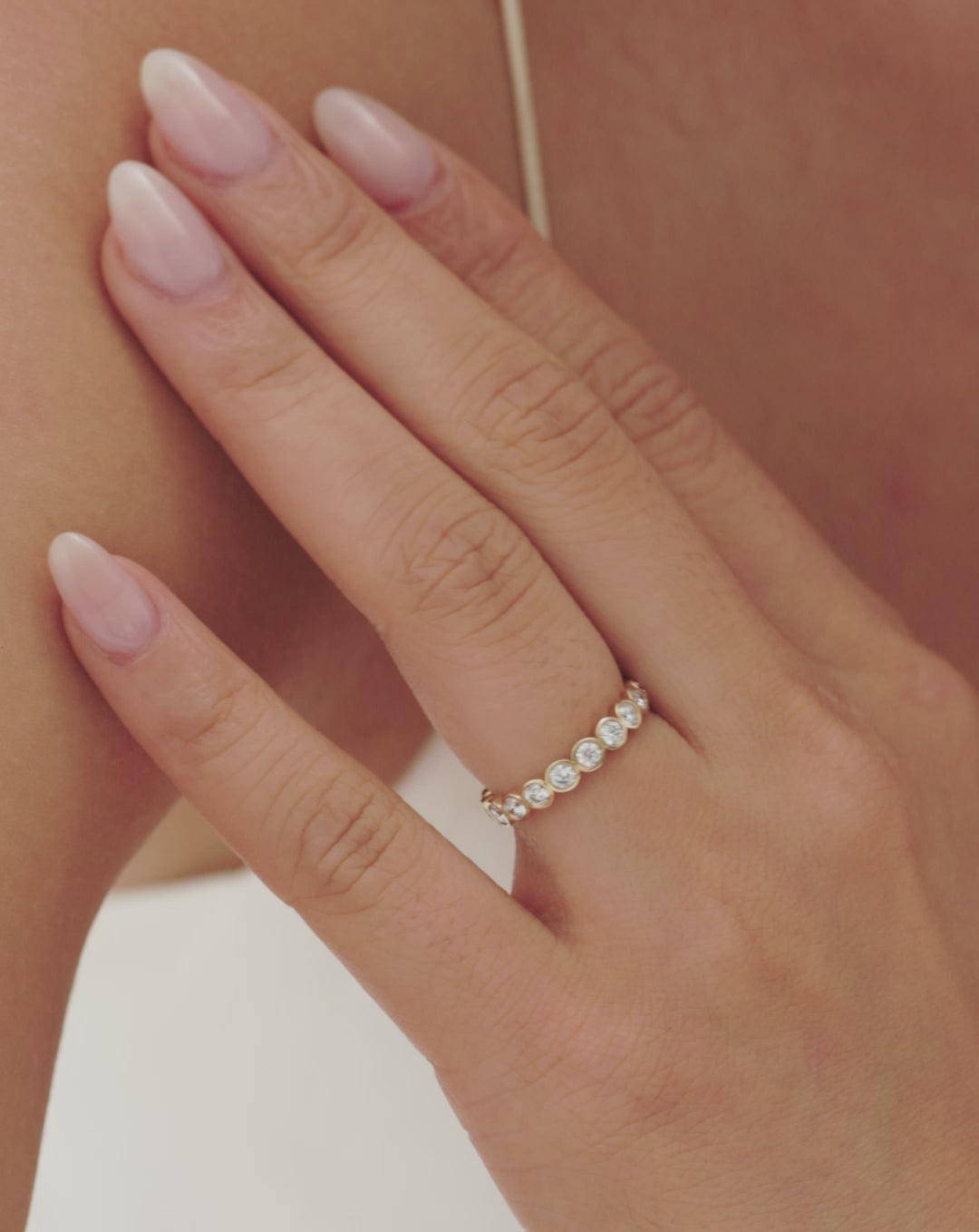 video of round bezel wedding band global