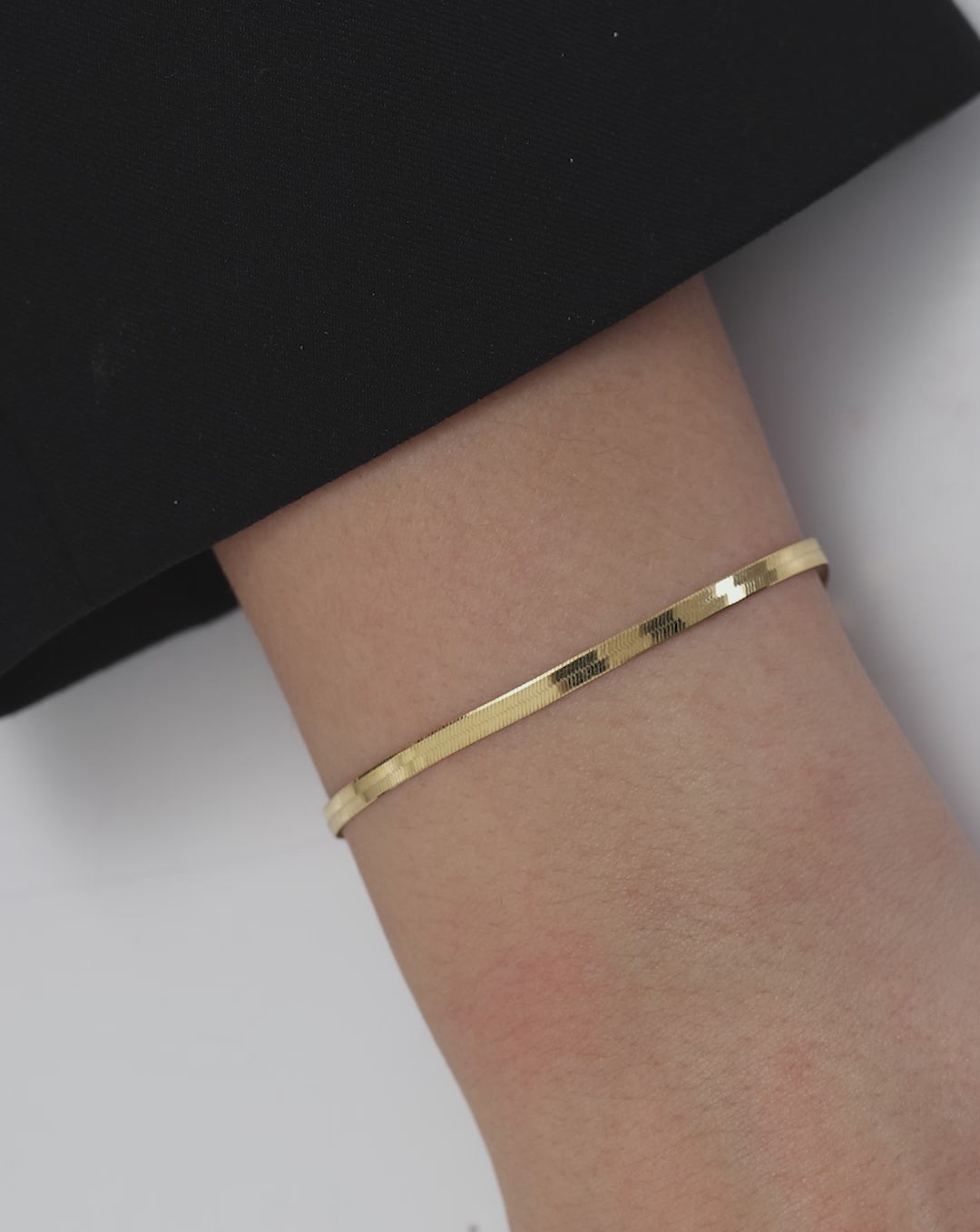 Video of why we love the Herringbone Chain Bracelet GLOBAL
