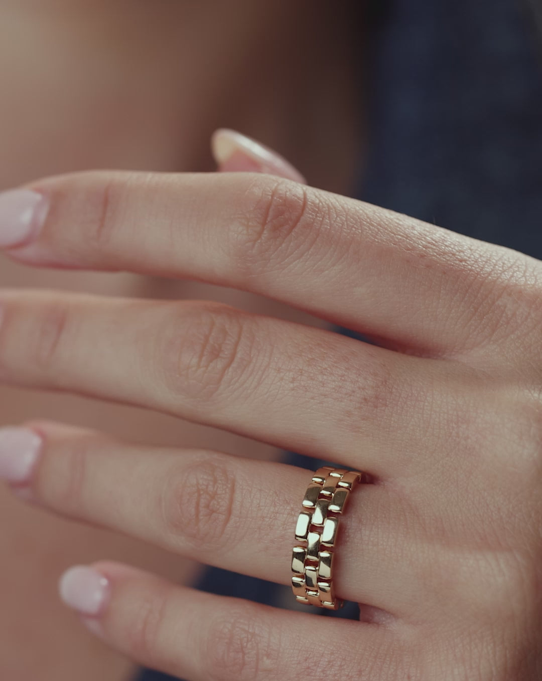 on-model video of our golden hour chain ring in yellow gold