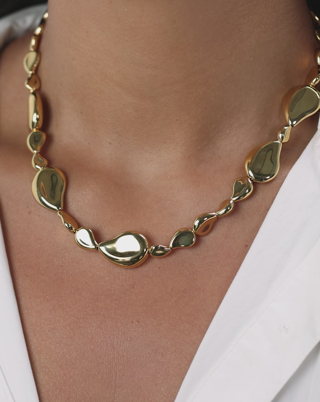 Video showcasing the Forma Toggle Clasp Necklace being worn and demonstrating the toggle clasp functionality