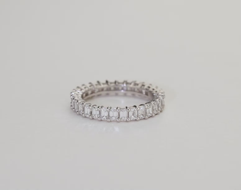 Video of Emerald Eternity Band flat lay global